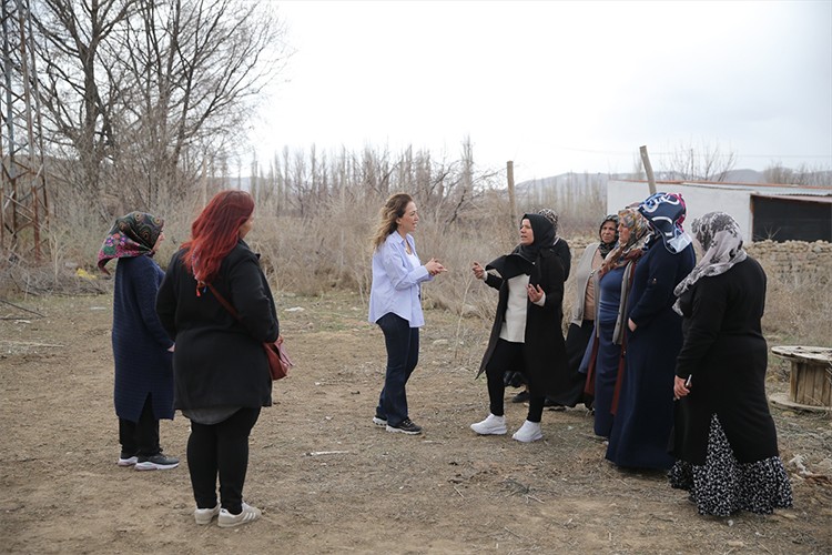 Kadın akademisyen, "iklim değişikliğine uyum" eğitimi veriyor