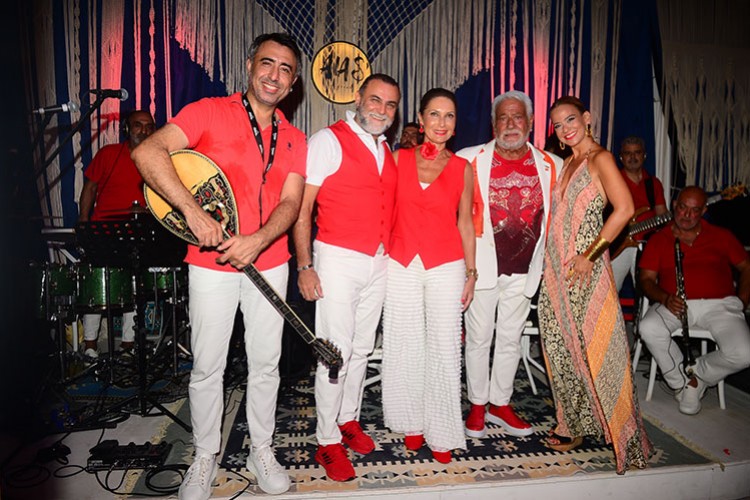 Sahneye kırmızı beyaz renklerle çıktılar