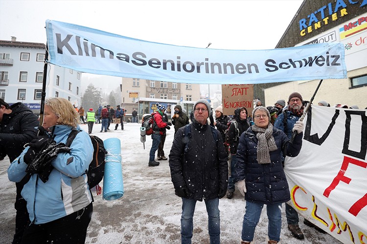Davos'ta, açılış öncesi iklim protestosu