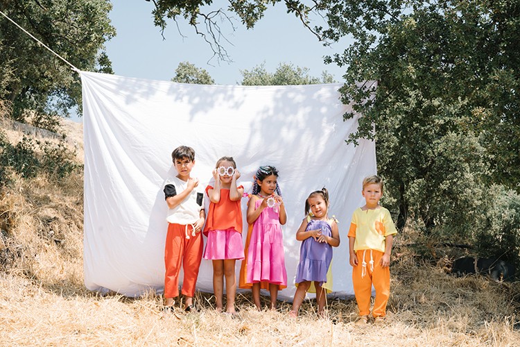 Renkli koleksiyonuyla beğeni topladı