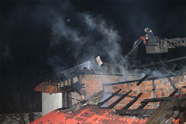 Amasya'da yangın çıkan ev kullanılamaz hale geldi