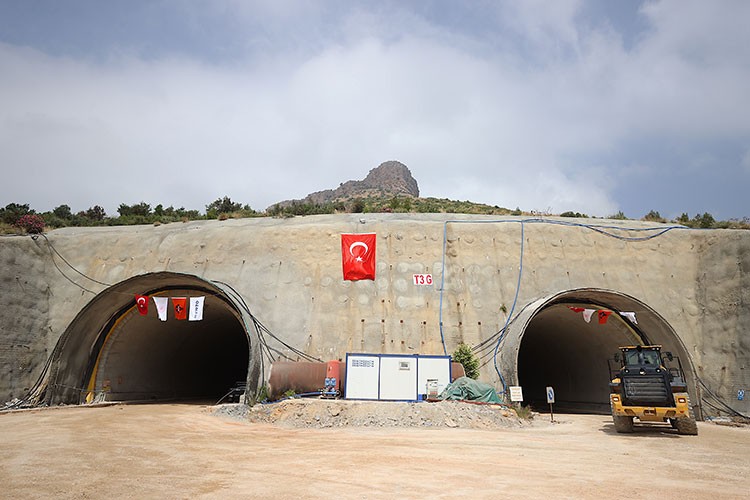 Turizm kentlerini bağlayan Akdeniz Sahil Yolu'nda çalışmalar devam ediyor