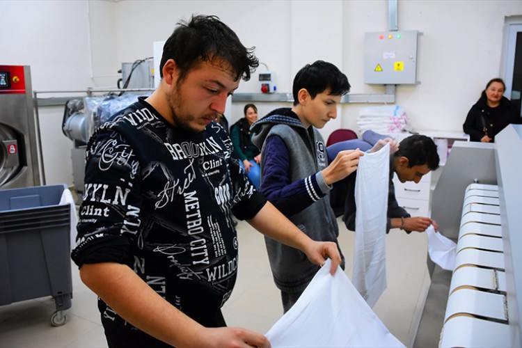 Gençler, çamaşır ve kuru temizleme atölyesinde meslek öğreniyor