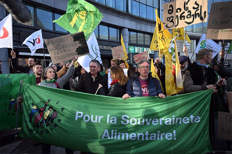 AB kurumları önünde çiftçi protestosu