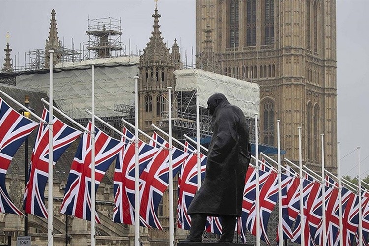 İngiltere hizmet sektöründe büyüme ivme kaybetti