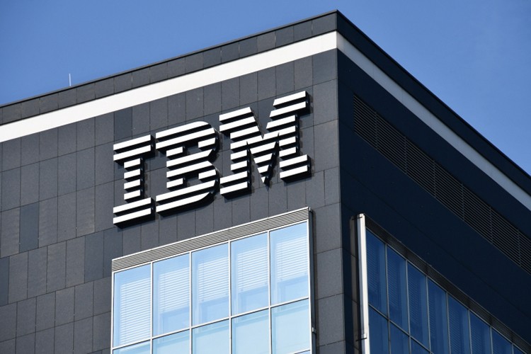 IBM'in geliri ikinci çeyrekte azaldı