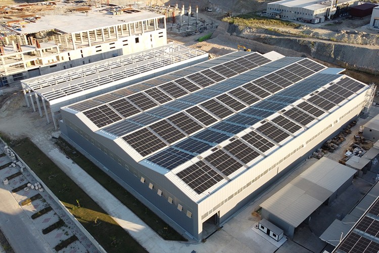 Yenilenebilir enerjiyle kendi elektriğini üretiyor