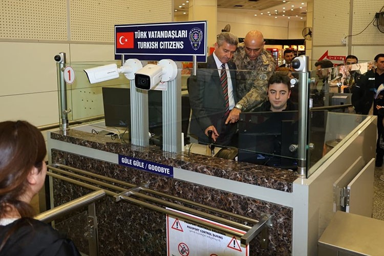 Sarp Sınır Kapısı'ndan 9 ayda 4 milyona yakın yolcu geçişi oldu