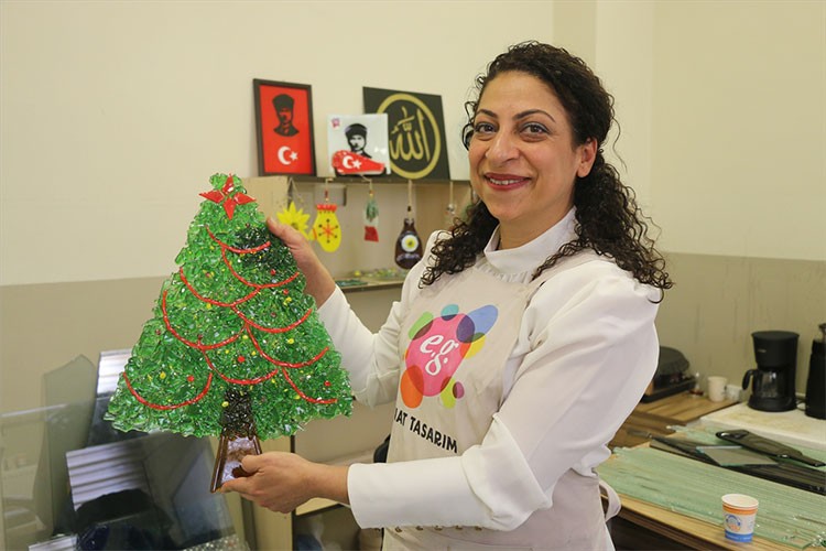 Kadın girişimcinin elinde dekoratif ürünlere dönüşüyor