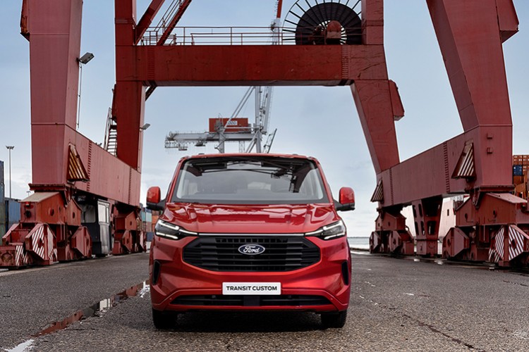 Yeni Nesil Transit Custom Ticarete Sınıf Atlatmaya Hazır