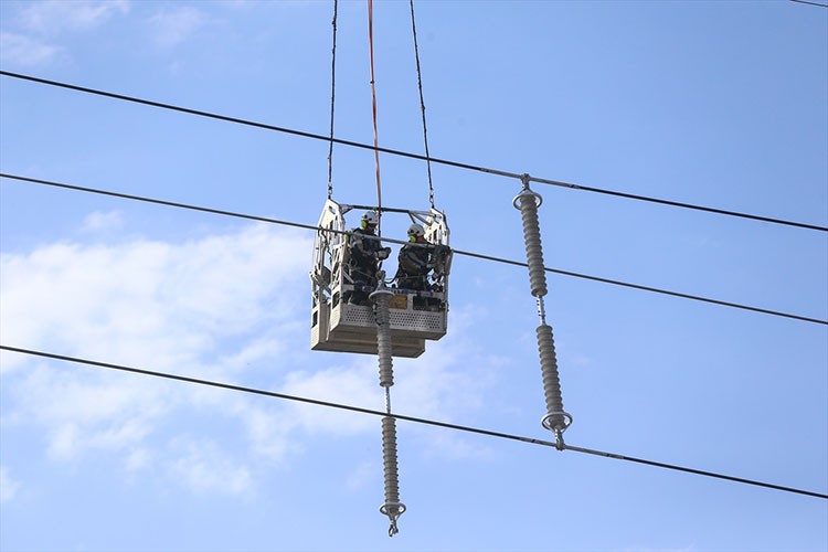 Helikoptere bağlı sepette saatlerce mesai yapıyorlar