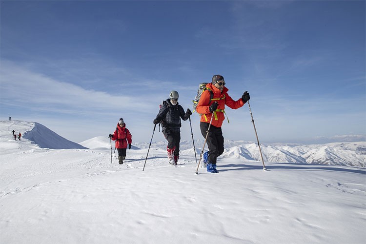 Tunceli'de dağcılar zirve hedefine metrelerce karı aşıp ulaşıyor