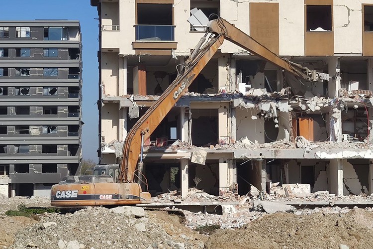 Hatay'da depremlerde ağır hasar alan 4 bina kontrollü yıkıldı