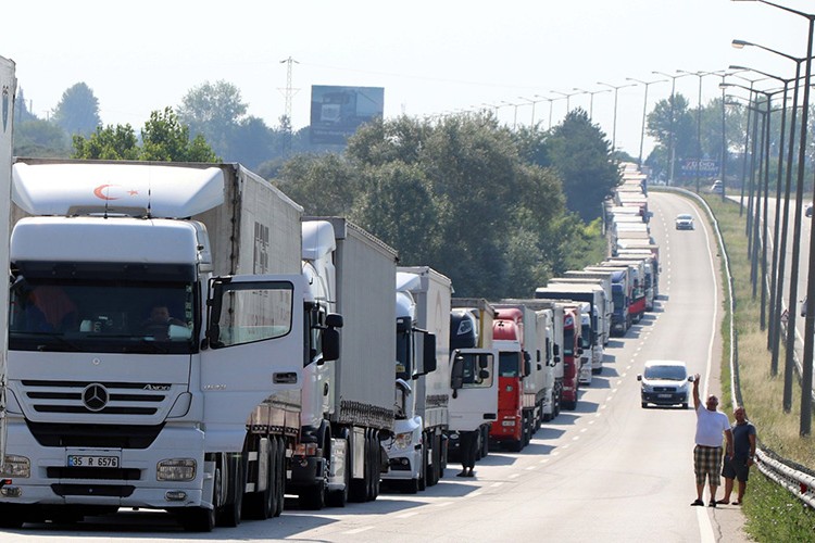 Lojistik zinciri koparsa insani yardım yapılamaz