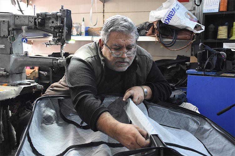 Görme engelli Ceylan usta, çanta ve valiz tamir ediyor