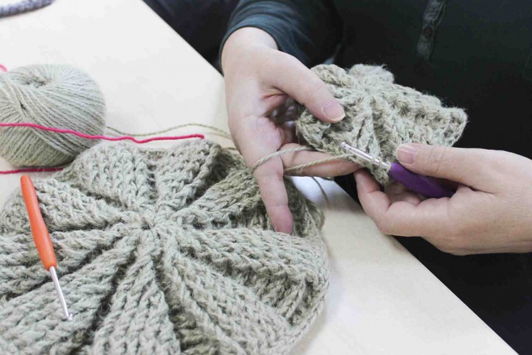 Çiğli'de örgüler depremzedeler için