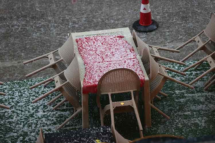 Adana'da sağanak ve dolu etkili oldu