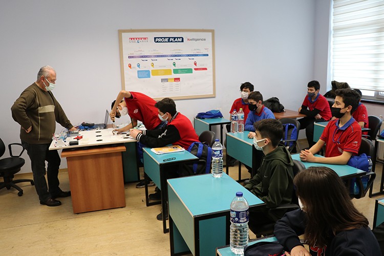 KARDEMİR'den öğrencilere mesleki eğitim ve iş imkanı