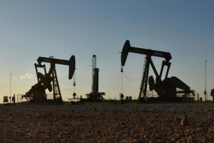 Küresel petrol arzı şubatta günlük 340 bin varil arttı