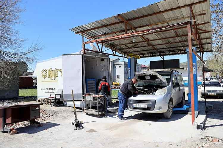 Oto tamircisi, dükkana çevirdiği kamyon kasasında hizmet veriyor