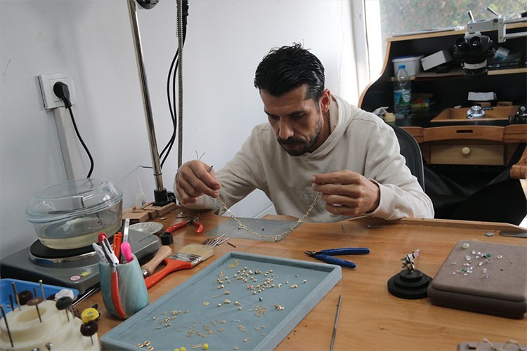 Değerli taşlara ve altına takılarla hayat veriyor
