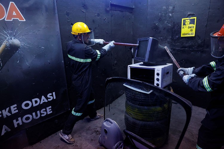 Beyzbol sopasıyla eşya ve camları kırmak serbest