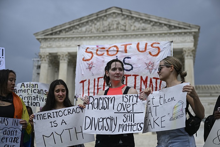 Başkan Biden'ın öğrenci kredileri için çıkardığı affı mahkeme bozdu