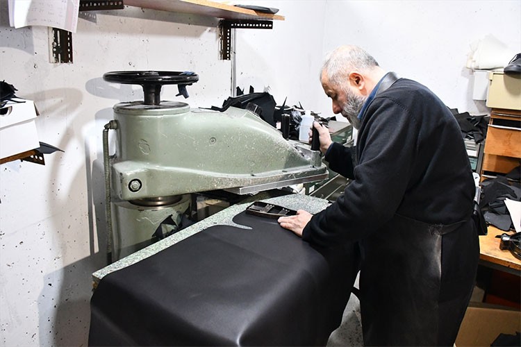 Türkiye'den ithal ettiği derilerle 44 yıldır el yapımı ayakkabı üretiyor