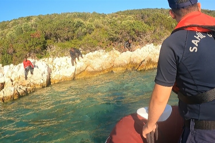İzmir açıklarında 12 düzensiz göçmen kurtarıldı