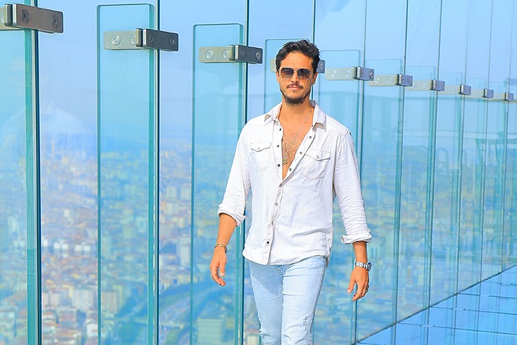 Camın Üstünde Sevgilisi Görüntülü Aradı