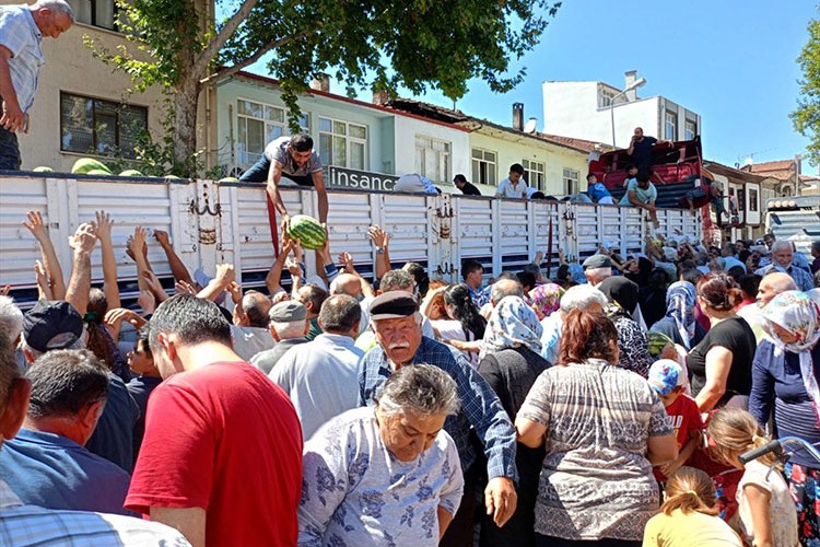 Tokat'ta bir üretici vatandaşlara tır dolusu karpuz dağıttı