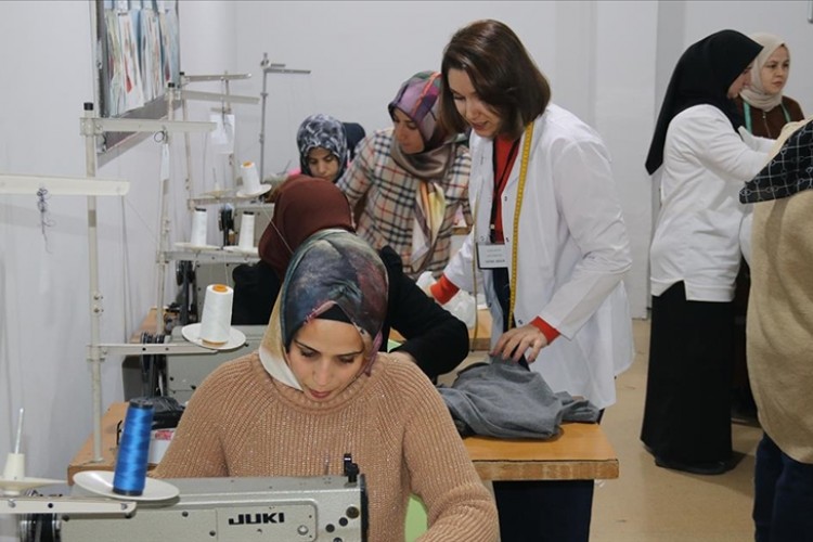 Öğrencilerin giysi, okulun da masa örtüsü ve perde ihtiyaçları karşılandı