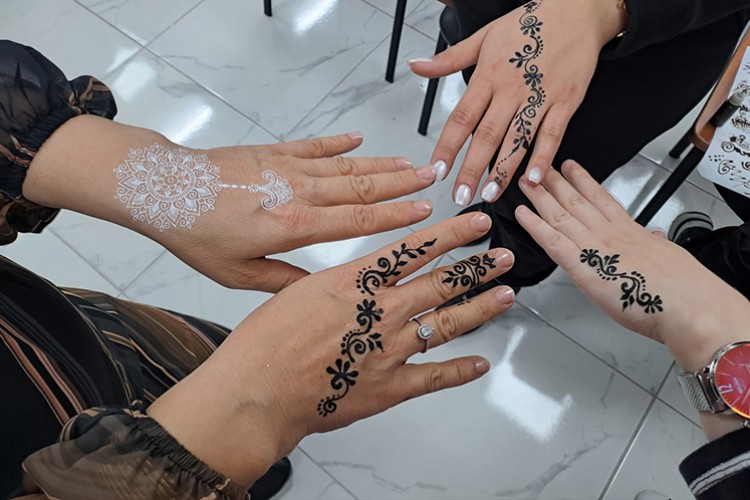 Kadınlar organizasyonlarda Hint kınası uygulayarak gelir sağlıyor