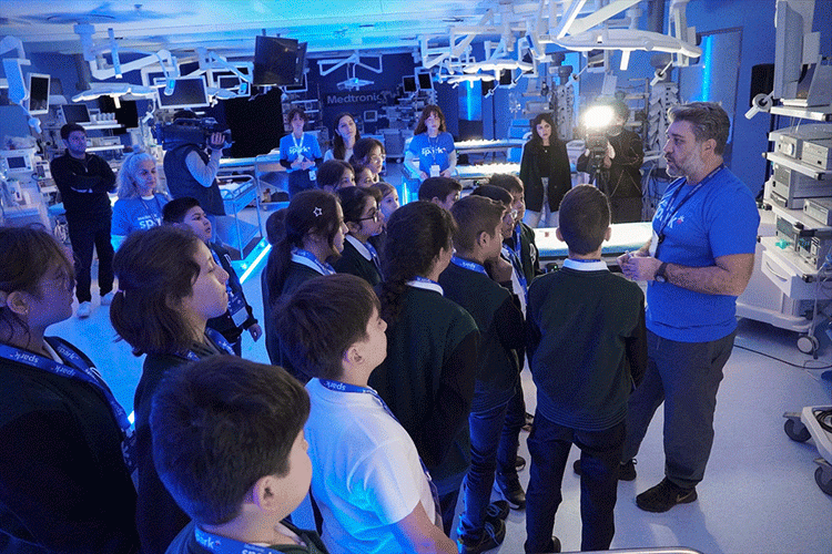 Medtronic, Darüşşafaka öğrencilerini sağlık teknolojileriyle buluşturdu