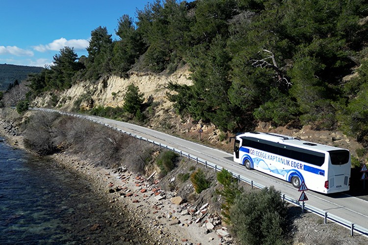 Mercedes-Benz Türk 'Eğitim Yolda' Projesi ile Güvenli ve Ekonomik Sürüş Bilgilerine Ulaşmak Her An Her Yerde Mümkün!