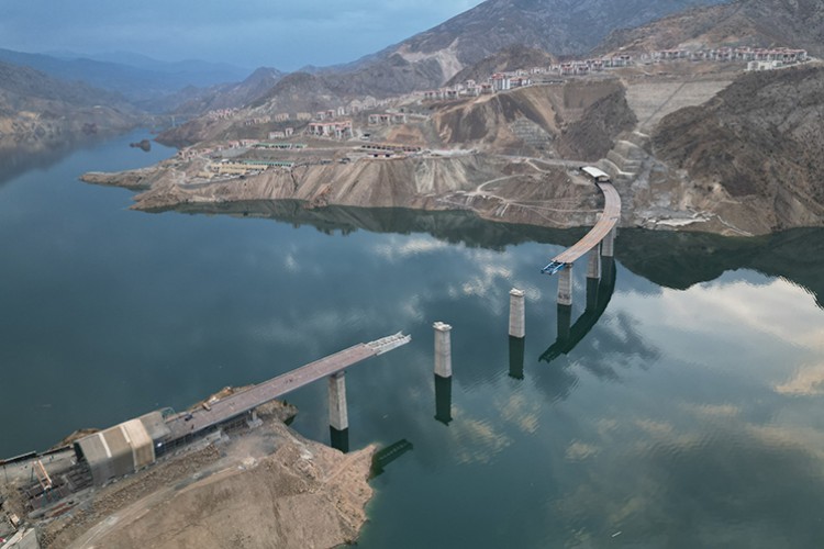 Yolu 16 kilometre kısaltacak viyadüğün yüzde 65'i tamamlandı