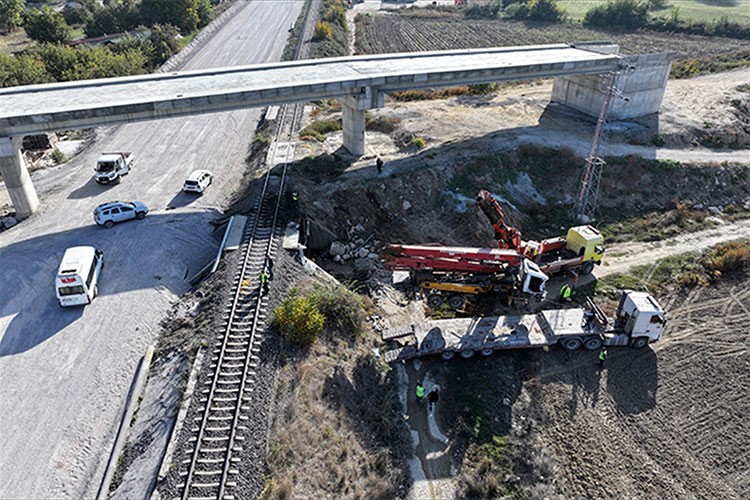 Yolcu treni raylarda bırakılan beton pompası aracına çarptı