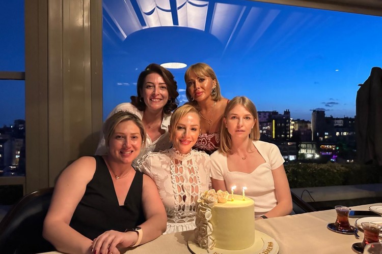 Arkadaşlarından doğum günü sürprizi