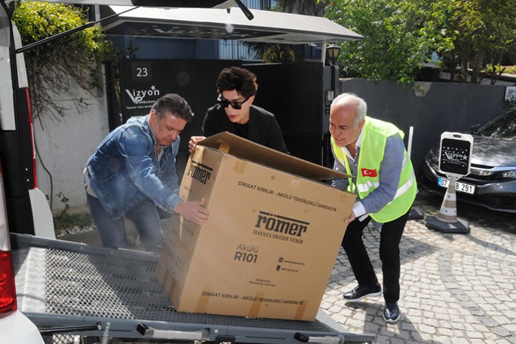 Sahnede engelliler için bağış topluyor...