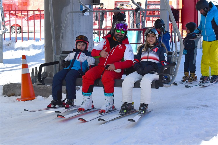 Sarıkamış Kayak Merkezi'nde hafta sonu yoğunluğu