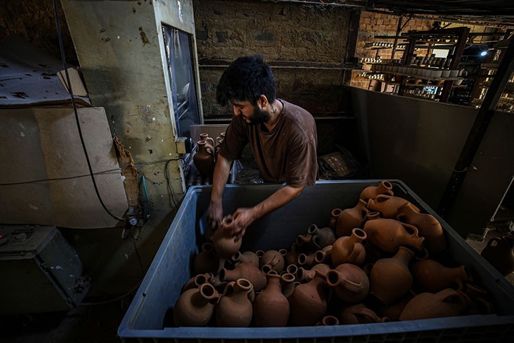 Babasından öğrendiği çömlekçiliğe ömrünü adadı
