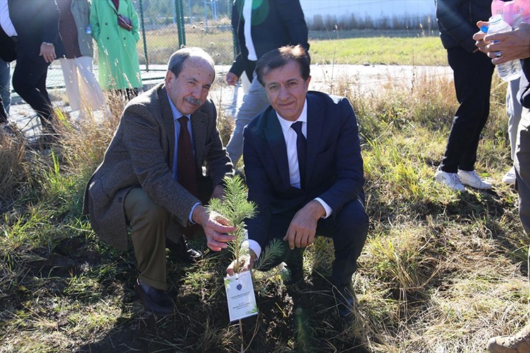 Ardahan Üniversitesi'nde fidanlar toprakla buluşturuldu