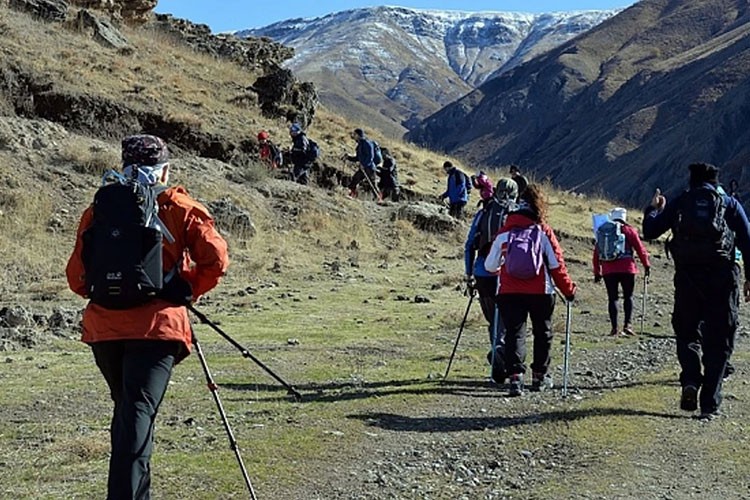 Güneşin doğuşunu izlemek için Şerafettin Dağları'na çıkıyorlar