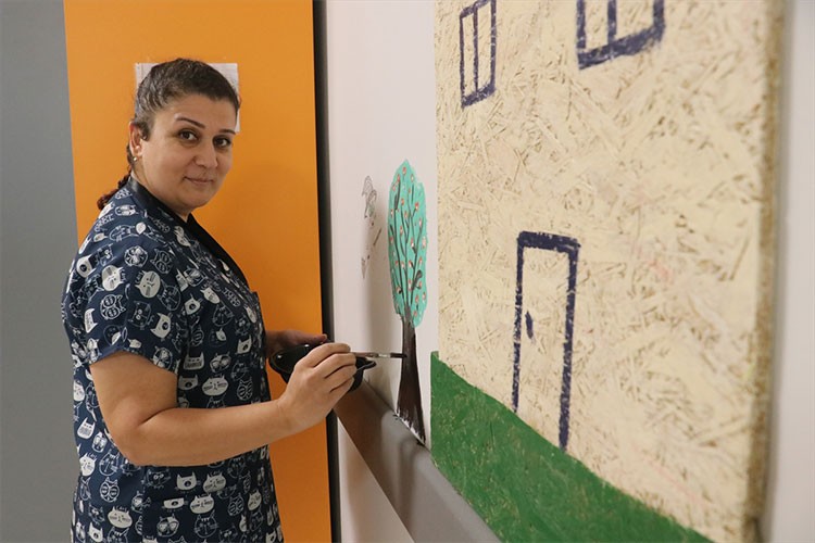 Çocuk yoğun bakım ünitesinin duvarlarını süslerle renklendirdiler