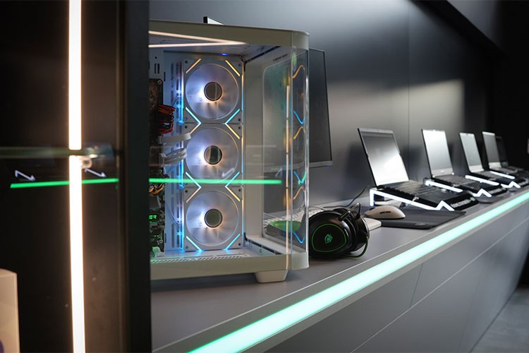 Monster Bursa'da yeni deneyim mağazasını açtı