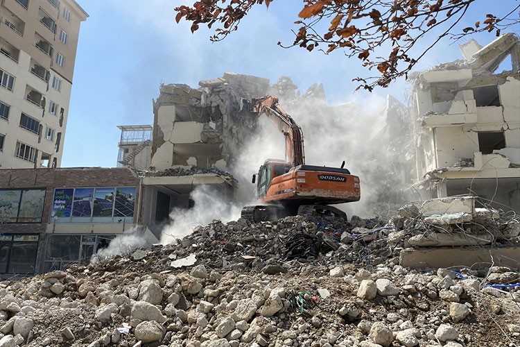 Kahramanmaraş'ta ağır hasarlı binaların yıkımı sürüyor