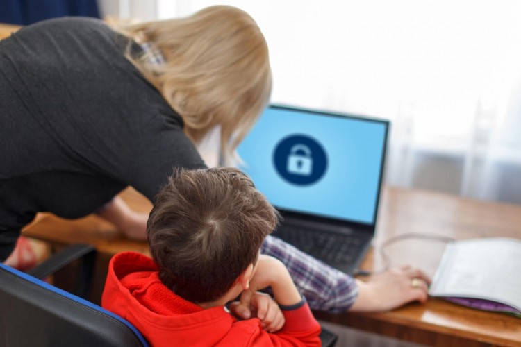 Çocuklarınızı internette yalnız bırakmayın