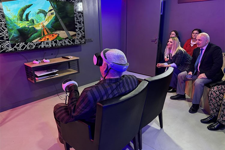 Çocuklar huzurevi sakinlerini dijital dünyayla tanıştırdı