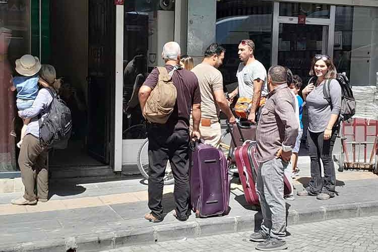 Tatillerini Van'a geçiren İranlı turistler ekonomik hareketliliği artırıyor