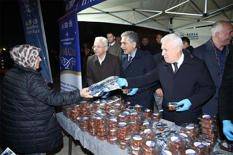 Büyükşehir'den Gemlik'te 3000 kişilik iftar sofrası